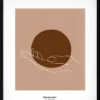 Poster med motivet minns i varma retrotoner. Kombinationen av brun, orange och beige skapar en nostalgisk känsla med modern form. En hyllning till minnet och tiden.