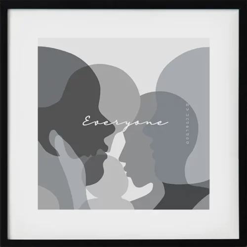 Konstposter i blått och grått med budskapet alla. Flera silhuetter i lager uttrycker gemenskap och mångfald. Fyrkantigt format och en del av en tvådelad serie med mening.