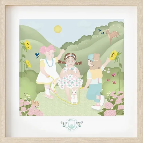 Barntavla med budskap om rörelse och aktivitet. Illustration i pastell med barn i lek och rörelse i ett grönt landskap.