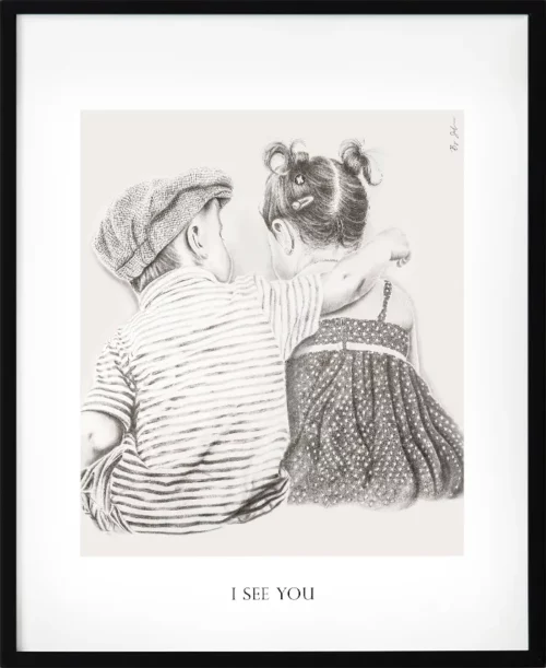 Poster med budskap i svartvitt – motivet "jag ser dig" visar två barn i en ömsint gest som uttrycker närvaro och mänsklig kontakt. En konstnärlig poster som påminner om att verkligen se varandra i vardagen.