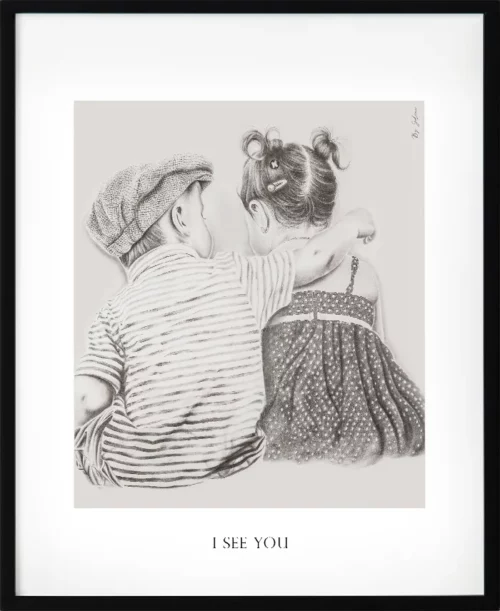 Poster med budskap i svartvitt – motivet "jag ser dig" visar två barn i en ömsint gest som uttrycker närvaro och mänsklig kontakt. En konstnärlig poster som påminner om att verkligen se varandra i vardagen.