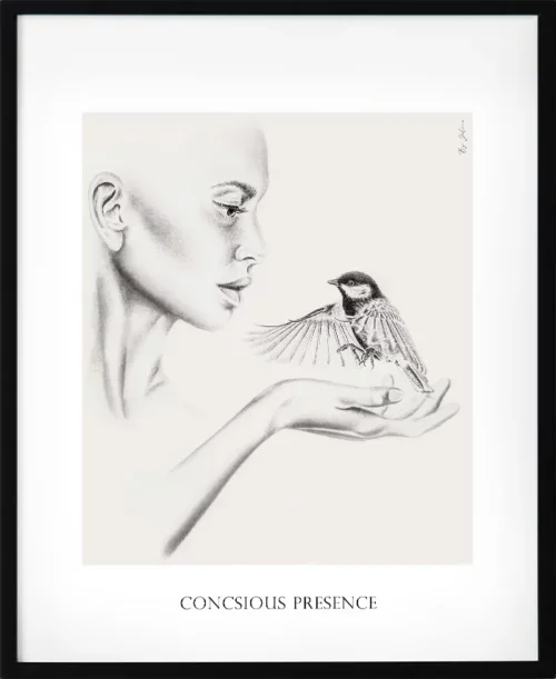 Poster med budskap i svartvitt – motivet "medveten närvaro" visar en kvinna i stillhet som möter en fågel med ögonkontakt. En konstnärlig poster som förmedlar närvaro, tyst kontakt och att vara fullt i nuet.