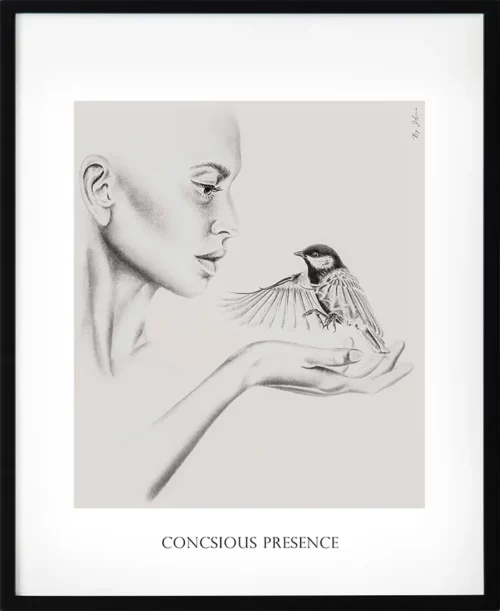 Poster med budskap i svartvitt – motivet "medveten närvaro" visar en kvinna i stillhet som möter en fågel med ögonkontakt. En konstnärlig poster som förmedlar närvaro, tyst kontakt och att vara fullt i nuet.