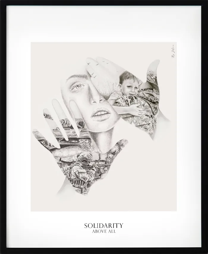 Poster med budskap i svartvitt – motivet "Solidaritet" visar en kvinna som håller en scen i sin hand där en soldat räddar ett barn. En konstnärlig poster som uttrycker civilkurage, medkänsla och viljan att skydda andra, även utan personlig koppling.