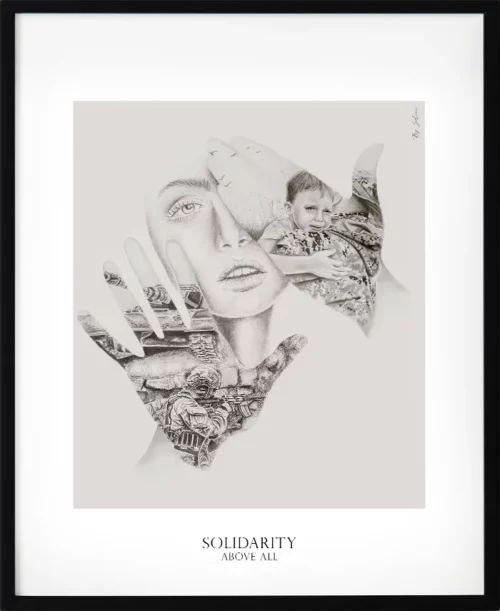 Poster med budskap i svartvitt – motivet "Solidaritet" visar en kvinna som håller en scen i sin hand där en soldat räddar ett barn. En konstnärlig poster som uttrycker civilkurage, medkänsla och viljan att skydda andra, även utan personlig koppling.