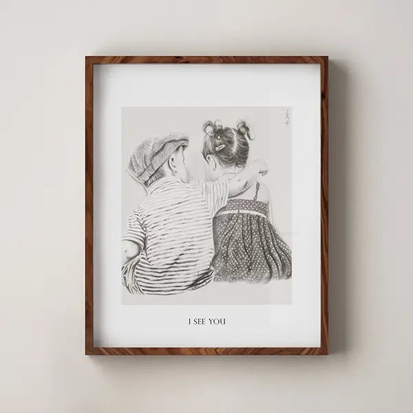 Poster med budskap – två barn sitter nära varandra, en pojke med armen om en flicka. Motivet heter Jag ser dig.
